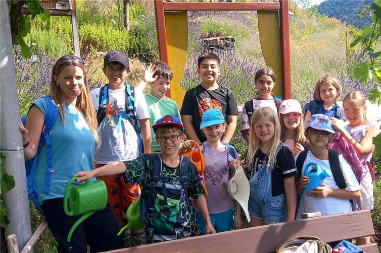 Bei besten Sommerwetter kamen die elf Schülerinnen und -schüler in Begleitung von Klassenlehrerin Valesca Schmidt in die Würzlay. Fotos: Lehmer Razejunge