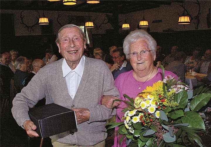 Bei bester Gesundheit geehrt: Die Teilnehmer „Gretchen“ Schnurrer und Josef Nett