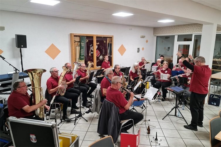 Bei bester Kirmeslaune durfte die Stadtkapelle Münstermaifeld in einer „Musik verbindet“-Egerländer-Besetzung die Kirmes in Keldung musikalisch mitgestalten.