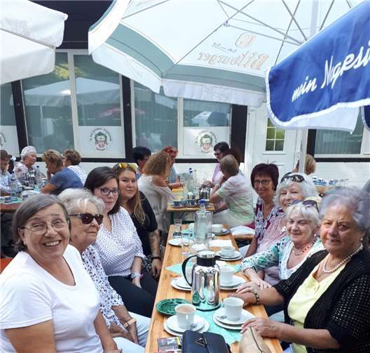 Bei bester Laune wurde bis spät in den Abend gefeiert.