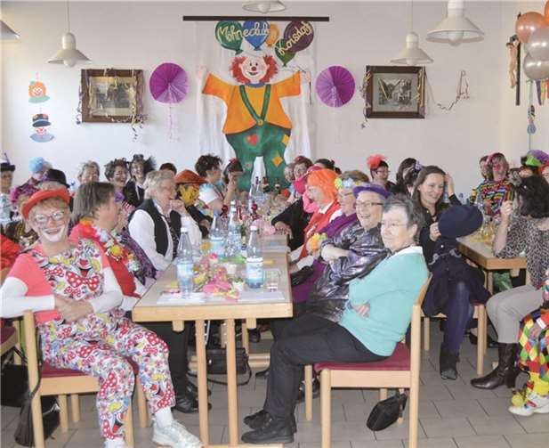 Bei bester Stimmung feierten die Koisdorfer Damen mit den Möhnen ihren Weiberdonnerstag. privat