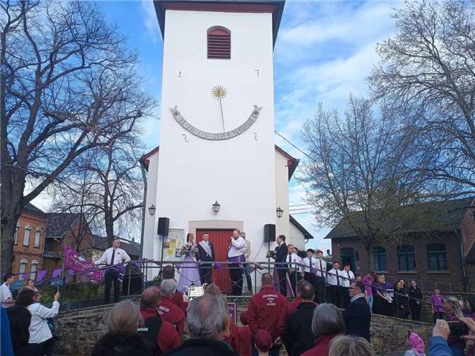 Krönungsabend auf dem Dorfplatz Bei blauem Himmel und Sonnenschein war auf dem sich schnell mit Besuchern füllenden Dorfplatz gute Stimmung. Foto: privat