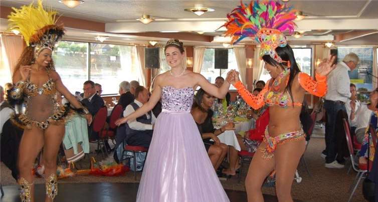 Bei brasilianischen Rhythmen konnte die Brunnenkönigin durchaus mithalten.