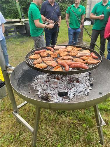Bei deftigem Grillgut feierte die KG „Ganz denewer“ kürzlich seine Helfer und Aktiven an der heimischen Wagenbauhalle.