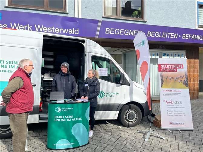 Bei dem Besuch auf dem Wochenmarkt konnten Senior*innen sich ganz zwanglos und unkompliziert informieren und Fragen stellen.  Foto: WeKISS | DER PARITÄTISCHE
