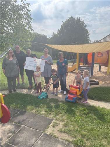 Bei dem Besuch brachte das Team von Run4Kids nicht nur Grillgut, sondern auch eine großzügige Spende für den Kindergarten „Kinderland“ mit. Foto: Udo Kraatz
