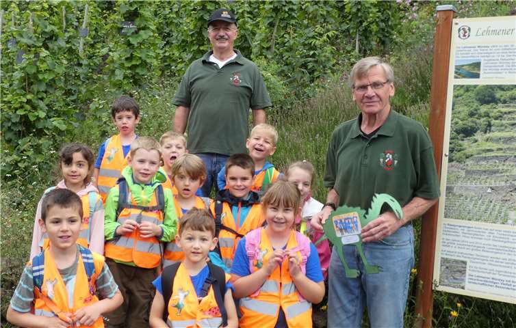 Bei dem Besuch in der Lehmener Würzlay wurden den Schukis die Tiere und Pflanzen im Weinberg anschaulich erklärt. Foto: privat