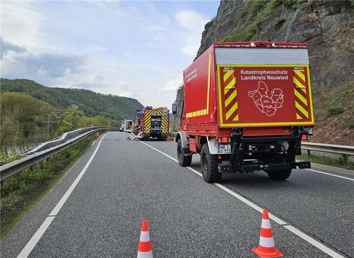 Bei dem Einsatz zwischen Hammerstein und Leutesdorf musste die Feuerwehr dabei helfen, einen eingeklemmte Person aus ihrem Fahrzeug zu befreien.