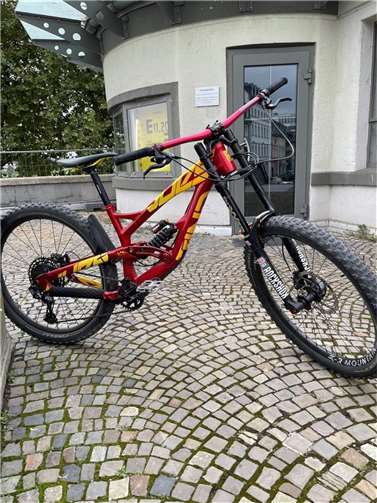 Bei dem Fahrrad handelt es sich um einen relativ auffälligen Eigenbau. Foto: Polizeiinspektion Neuwied/Rhein