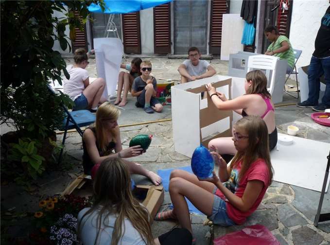 Bei dem Ferienworkshop können die Kinder mit unterschiedlichsten Materialien kreativ werden. Foto: privat