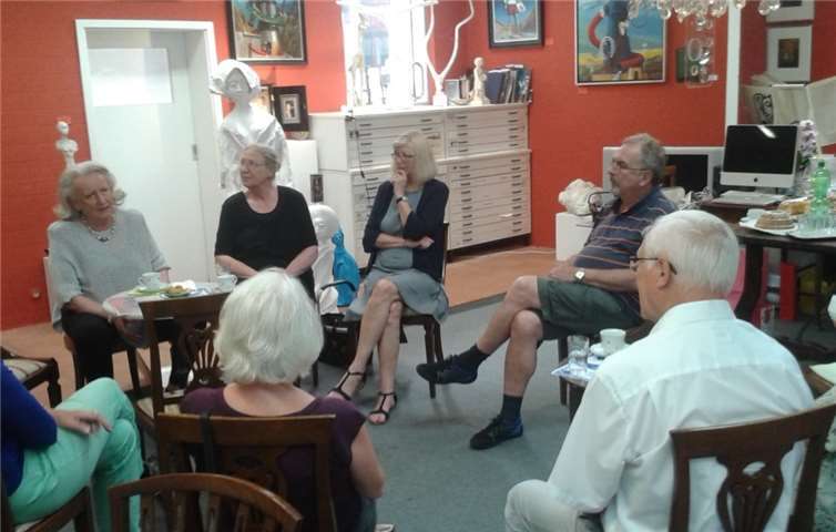 Bei dem Galeriegeplauder waren die Gäste umgeben von zahlreichen Kunstwerken. privat