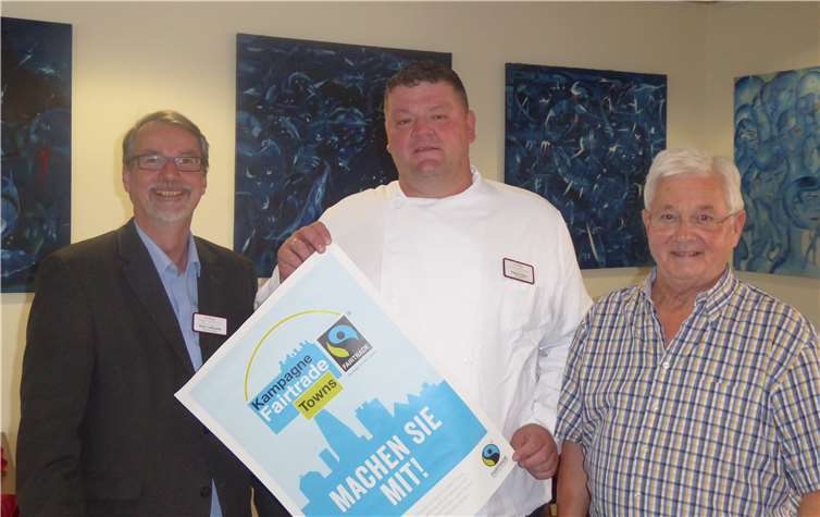 Bei dem Gespräch mit dem Vorsitzenden von Eine-Welt Linz, Hans-Joachim Schmitz (re.), waren Einrichtungsleiter Sven Lefkowitz (li.) und Küchenleiter Patrick Stein (Mitte) der gleichen Meinung, dass der Faire Handel mehr Beachtung finden muss.Weltladen Linz