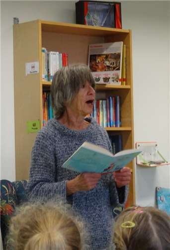 Bei dem Lesevortrag von Gudrun Mebs folgten die Kinder gespannt der Geschichte.  privat