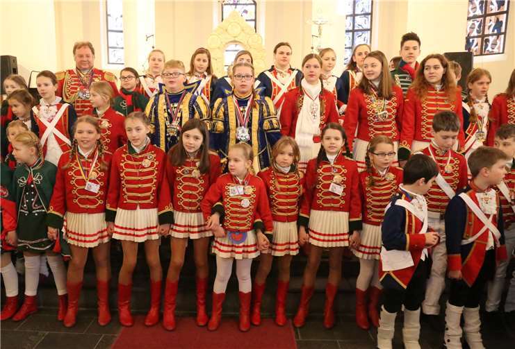 Bei dem Lied „Unser Stammbaum“ versammelten sich alle Kinder der Corps rund um den Altar.