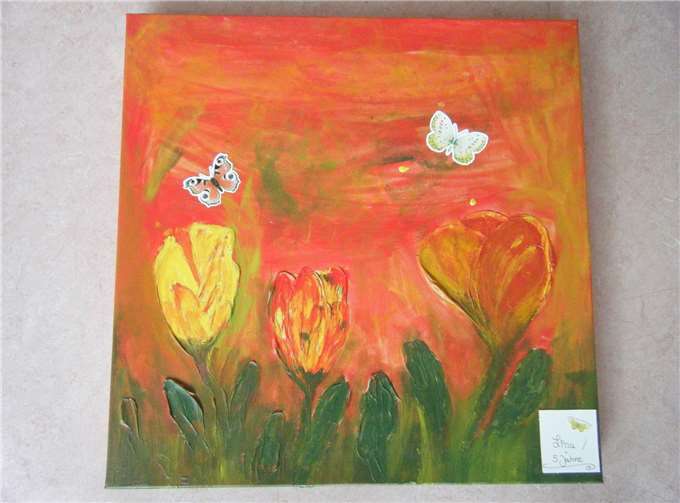 Bei dem Malworkshop entstanden kreative Tulpenbilder auf Leinwand.