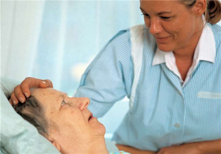 Bei dem Pflegekurs erhalten die Teilnehmer Pflegetipps für den Hausgebrauch von DRK-Pflegeprofis. privat