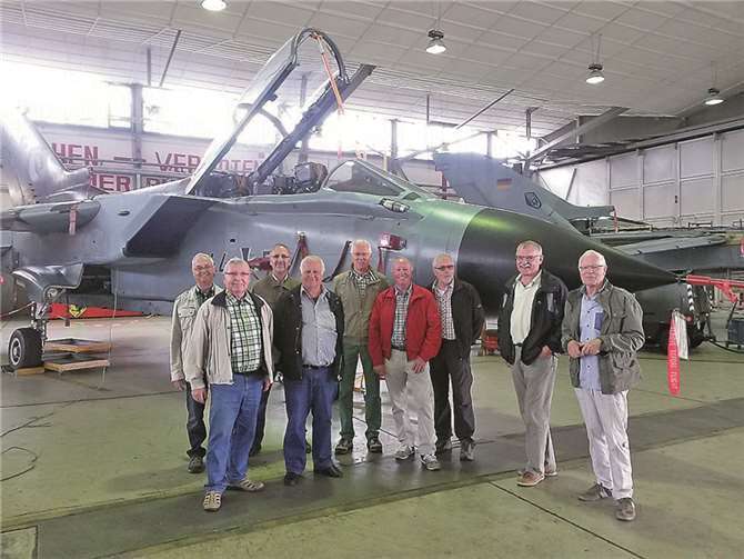 Seniorenwerkstatt Thür besucht den Flugplatz Büschel Bei dem Rundgang über dem Fliegerhorst bekam die Seniorengruppe auch einen Einblick in die Arbeit einer Wartung- und Instandhaltungsstaffel.privat