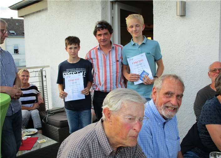 Bei dem Sommerfest wurde die Gelegenheit genutzt, um noch zwei Jugend-Fahrtenabzeichen zu verleihen. privat