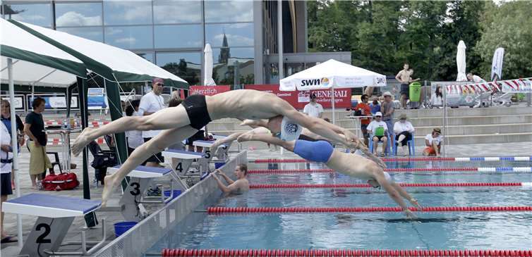 Bei dem Sprung ins Wasser ist die richtige Technik ausschlaggebend dafür, wie schnell man im Wasser landet.