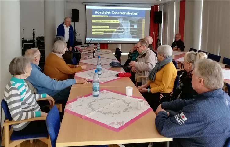 Bei dem Stammtisch des VdK Ortsverein Heddesdorf konnte die stellvertretende Vorsitzende Martina Beate Jakoby zwei Referenten begrüßen.Foto: Martina Jakoby