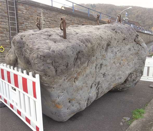 Bei dem Steinklotz handelt sich um Basalt vom Fornicher Lavastrom des Vulkans „Hohe Buche“.privat