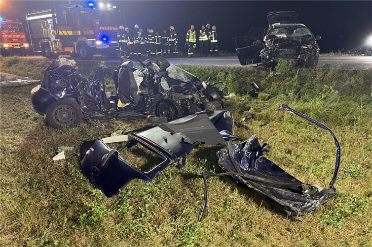 Bei dem Unfall auf der L 265 verstarben drei Personen noch am Unfallort. 