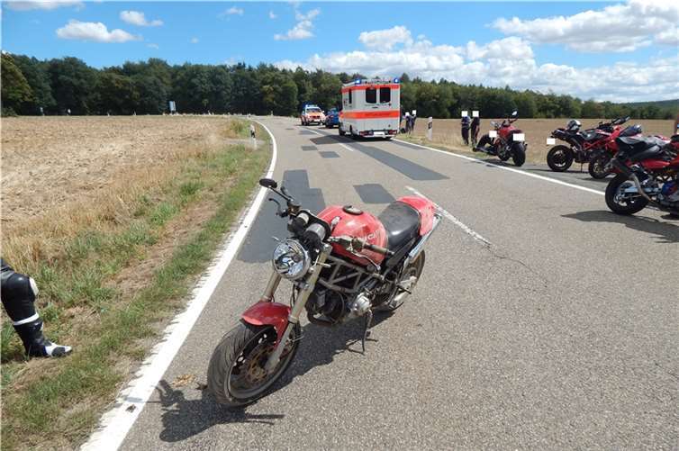 Bei dem Unfall auf der L327 wurde der Fahrer dieses Motorrads zum Glück nicht lebensbedrohlich verletzt.