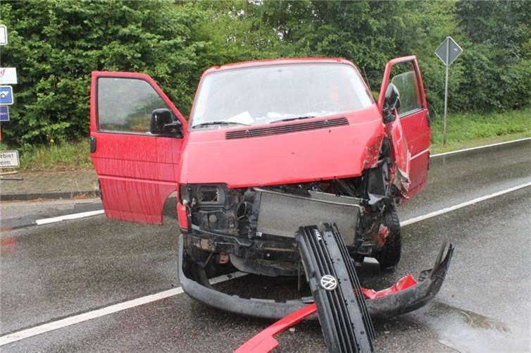 Bei dem VW-Bus entstand erheblicher Schaden. Foto: privat
