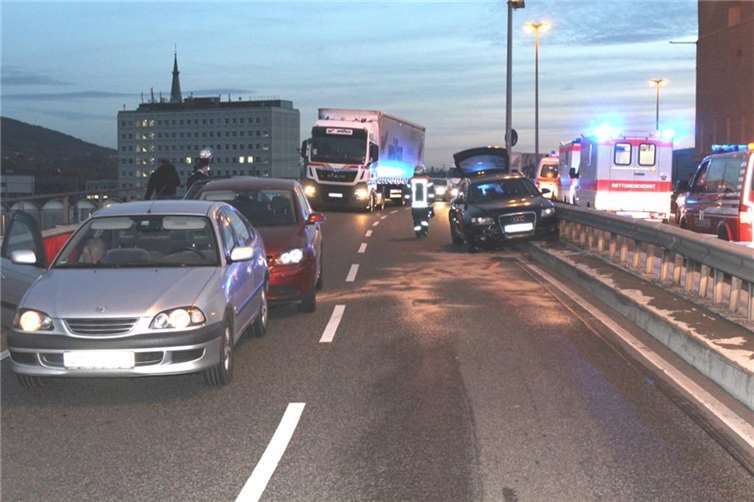 Bei dem Verkehrsunfall wurden drei Personen schwer verletzt, davon ein 5 Monate alter Säugling. Foto: Polizei