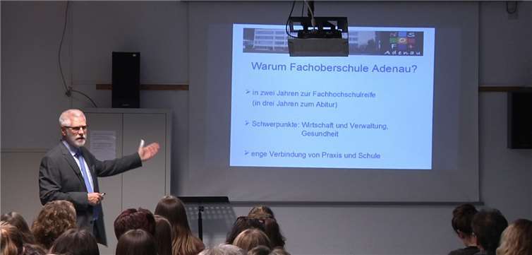 Bei dem Vortrag wurden die Vorzüge der FOS erläutert. privat