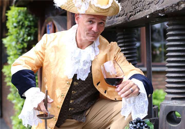 Bei dem Winzer-Krimi-Dinner werden die Gäste mit einbezogen und rätseln an der Lösung des Falls mit. privat