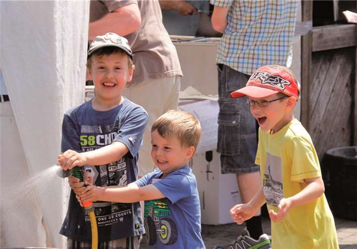 Bei dem heißen Wetter hatten die Kinder mit dem Wasserspritzen ihren Spaß.