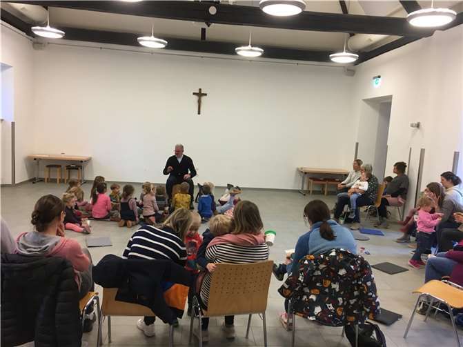 Bei dem kleinen Mitmach-Konzert mit Michael Bruchmann-Reiszig in Kooperation mit der Bücherei St. Laurentius in der Zehntscheuer in Ahrweiler, war eine tolle Stimmung.  Foto: privat