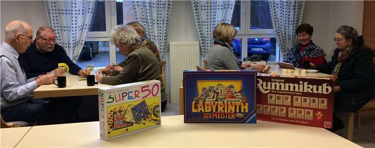 Bei dem regelmäßig stattfindenden Spieletreff haben alle gemeinsam Spaß beim Anstrengen der grauen Zellen. Foto: privat