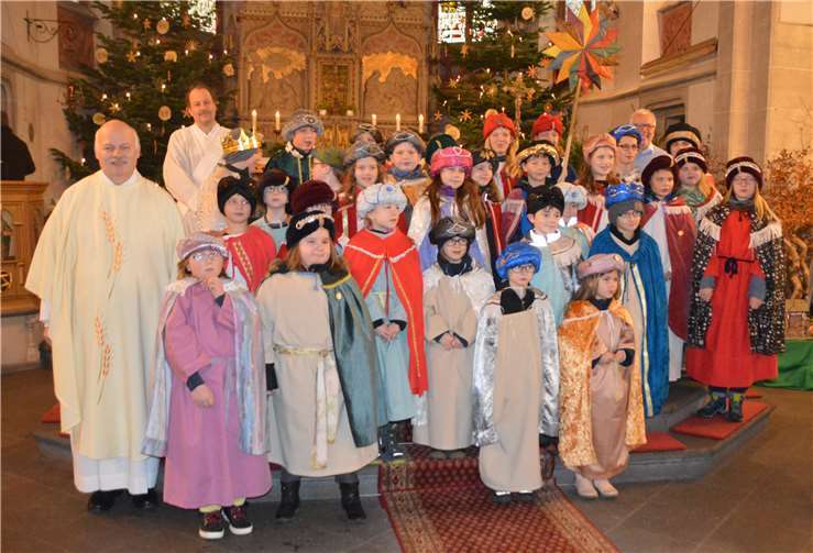 Bei dem tollen Spendenergebnis gab es viel Grund zur Freude! Die Mädchen und Jungen der Pfarrei St. Philippus und Jakobus haben viel Geld für indische Kinder gesammelt, damit die nicht mehr arbeiten müssen, sondern ganz normal zur Schule gehen können. Vorne links: Pfarrer Erich Fuchs, hinten links: Diakon Sebastian Pollitt, letzte Reihe, 2. von rechts: Peter Bell). BE