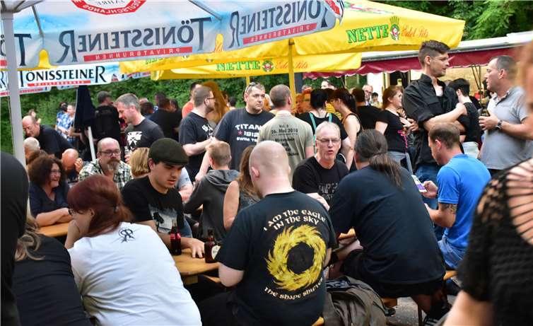 Bei dem tollen Wetter saßen die meisten Besucher auf Festzeltbänken vor der Trinksporthalle.