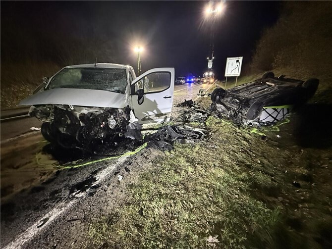 Bei dem tragischen Verkehrsunfall verloren beide Fahrzeugführer ihr Leben.