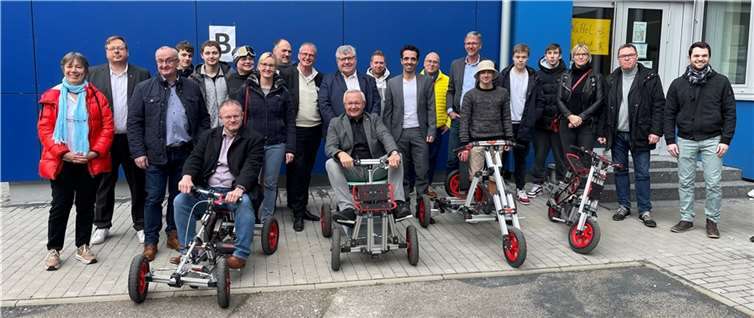 Bei dem von den Berufsbildenden Schulen im Kreis Neuwied organisierten „Markt der Möglichkeiten“ zeigten junge Leute in rund 40 Berufen ihr Können. Der Metall-Leistungskurs präsentierte dabei seine selbstgebauten E-Mobile.  Fotos: Kreisverwaltung Neuwied