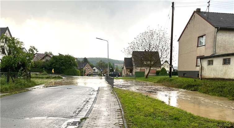 Bei den 309 Einsätzen umfasste der Großteil vollgelaufene Keller sowie überflutete und überspülte Straßen, so wie hier in Grafschaft-Lantershofen. Fotos: DU