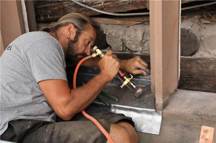 Bei den Arbeiten an den Fenstern der Laurentiuskirche in Nentershausen ist Maßarbeit von den Spezialisten der Bleiglaserei Kutzner aus Leipzig gefragt.