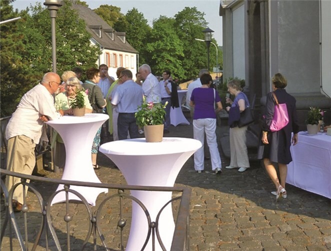 Bei den Außentemperaturen nahmen die Konzertbesucher das Angebot von kühlen Getränken vor dem Konzert und in der Pause gerne an. privat