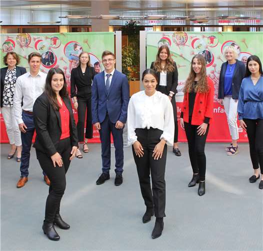 Bei den Azubis mischten sich am ersten Tag Aufregung und Freude gleichermaßen. v. l. n. r.: Ausbildungsleiterin Rita Gonschior, Elias Gauer, Denise Puchtler, Lisa-Marie Salemka, Philipp Gödtner, Valentina Di Rosolini, Joline Hoffmann, Zeynep Bicakci, Jutta Damen (Personalmanagement), Nesibe Sekman.