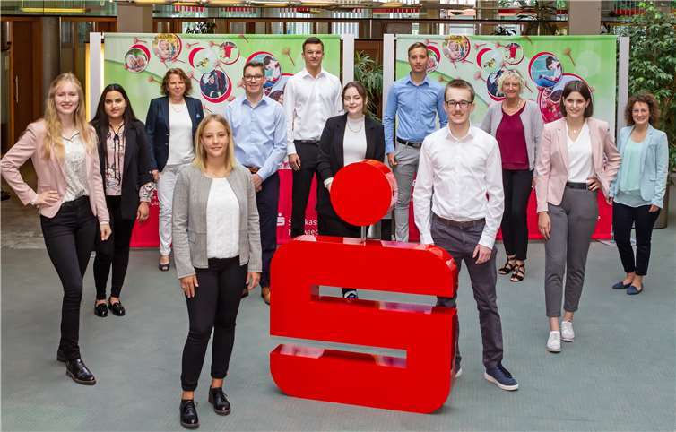 Bei den Azubis mischten sich am ersten Tag Aufregung und Freude gleichermaßen. v. l. n. r.: Merret Beek, Amina Sultani, Rita Gonschior (Ausbildungsleiterin), Emilie Schmidt, Max Schneider, Jonas Polefka, Jana Bobisch, Nick Brabender, Luca Hinkel, Jutta Damen (Personalmanagement), Lara Wanner, Judith Conrad (Personalmanagement).Foto: Sparkasse Neuwied