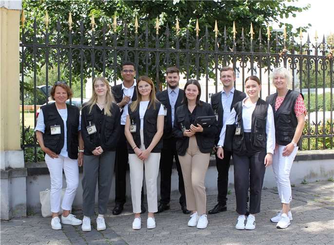 Bei den Azubis mischten sich am ersten Tag Aufregung und Freude gleichermaßen: (v. l.) Rita Gonschior (Ausbildungsleiterin), Sara Husein, Brandon-Conner Rekic, Noa Thaller, Leotrim Rusinovci, Gina Suckau, Max Arend, Melanie Peters, Jutta Damen (Personalmanagement). Foto: SPK