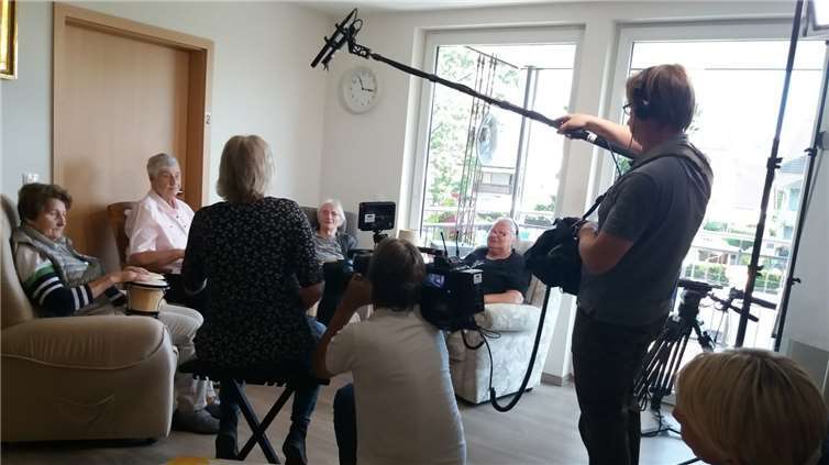 Bei den Dreharbeiten in der Wohngemeinschaft.Foto: privat