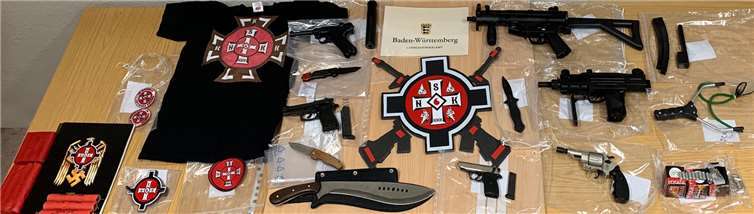 Bei den Durchsuchungen wurden etliche Gegenstände durch die Beamte sichergestellt. Foto: Polizei