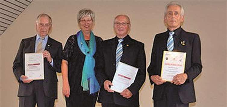 Bei den Ehrungen: Dirigent Rolf Schorn (v.li.), 1. Vors. Ursula Kruber, Leo Klöckner und Ernst Krechel. privat