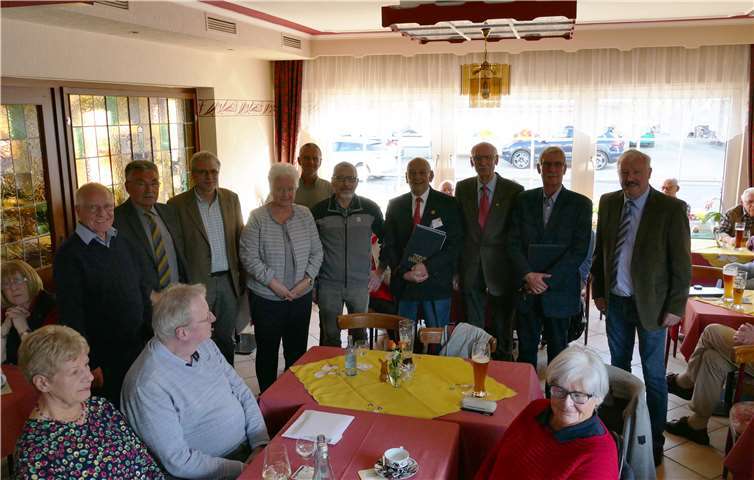 Bei den Ehrungen: OStBtsm a.D. Hartmut Preis (stehend v.li.n.re.), GL a.D. Manfred Hofmann, StFw a.D. Stefan Löffel, Gudrun Mink, OStFw a.D. Christoph Schröter, stellv. Vorsitzender, O a.D. Maurer, Lt der Reserve Dieter Rösler, O a.D. Gerd Haverbusch, FK a.D. Manfred Wagner und Vorsitzender OStFw a.D. Günter Schwarz. Foto: privat