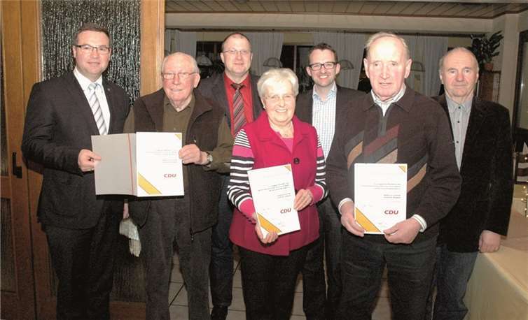 Bei den Ehrungen (v.l.): Horst Gies, Ernst Ewerts, Guido Nisius, Käthe Kläsgen, Michael Korden, Karl Kläsgen, Ulrich Zimmermann. UM