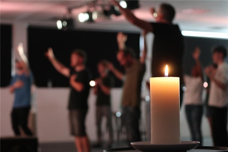 Bei den Equippers (evangelische Freikirche) im Koblenzer Stadtteil Lützel feierten junge Menschen während der „Nacht der offenen Kirchen“ zu christlicher Musik.